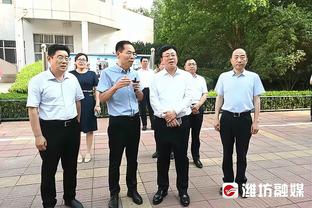 暖心时刻！小球迷举标语求桑乔的球衣，比赛结束后桑乔亲手送上